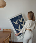 Imprimés bleus et blancs pour des intérieurs paisibles mettant en scène des oiseaux stylisés.