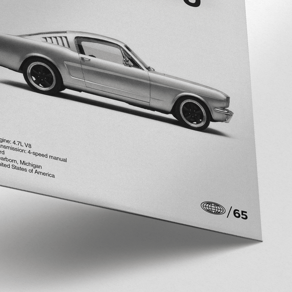 Impression artistique monochrome Ford Mustang, parfaite pour décorer les murs d'une pièce dédiée aux hommes.