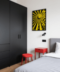 Grande affiche géométrique représentant un soleil, imprimée en noir et jaune, pour décorer votre salon.