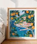 Impression murale picturale Amalfi avec des détails d'eau bleue vive et de fruits orange.