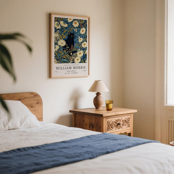 Imprimé floral botanique représentant un chat noir dans un décor inspiré du style William Morris – Impression artistique Black Cat.
