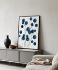 Élégant tableau mural aquarelle représentant des fleurs bleues et blanches, idéal pour décorer le mur de votre entrée.