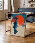 Affiche pop art représentant une geisha japonaise, avec des tons bleus, un soleil rouge et un fond beige, pour une chambre à coucher.