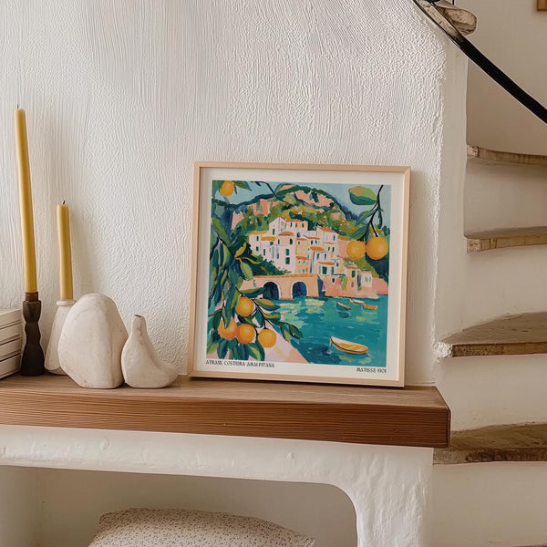 Des coups de pinceau expressifs représentent les maisons à flanc de colline d'Atrani dans une peinture audacieuse de la côte amalfitaine.