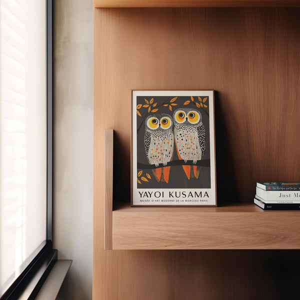 Décoration murale contemporaine représentant un hibou, avec des contrastes audacieux et des accents orange.