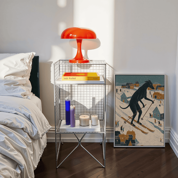 Impression artistique « Skiing Dog », avec des maisons bleues et des toits orange, idéale pour décorer votre salon