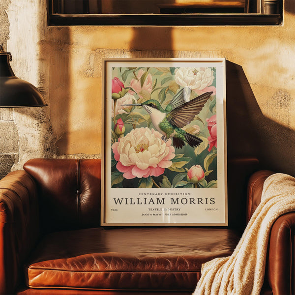 Impressions botaniques de colibris avec des feuilles luxuriantes et un motif floral superposé.