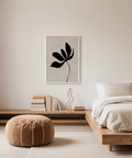 Décoration murale botanique minimaliste avec silhouette noire et fond beige pour chambre à coucher