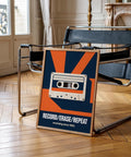 Décoration murale minimaliste en cassettes audio, idéale pour les studios de musique.
