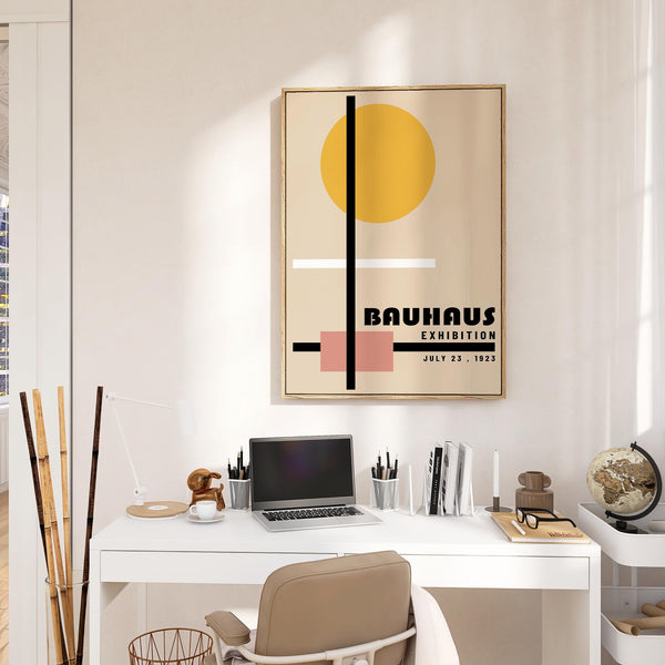 Imprimés Bauhaus pour un espace de travail minimaliste aux couleurs vives
