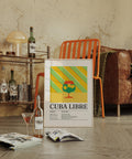 Affiche rétro représentant une boisson Cuba Libre, avec des rayures diagonales audacieuses et une garniture d'agrumes.