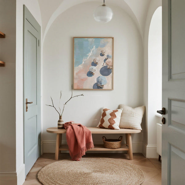 Parapluies rayés et personnes sur le rivage imprimés sur des parasols de plage.