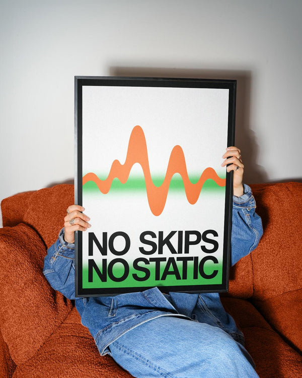 Affiche musicale moderne-rétro avec une forme d'onde vibrante et un lettrage audacieux.