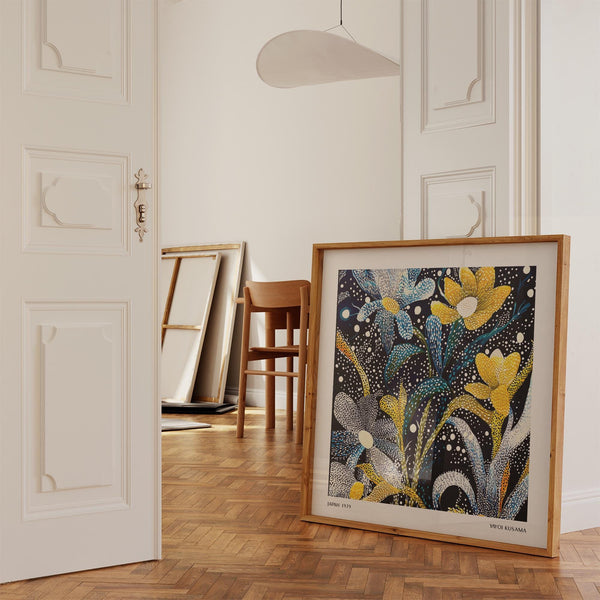 Décoration murale carrée à motifs floraux sombres, avec des formes florales modernes et des accents de pois.