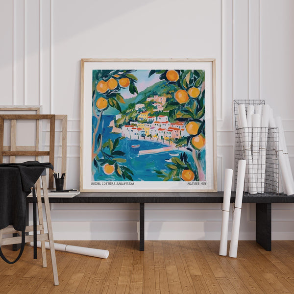 Vue d'un village italien encadrée par des branches de citronniers dans cette scène représentée sur la décoration murale Amalfi.