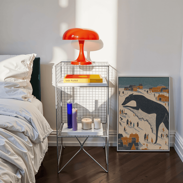 Impression artistique fantaisiste représentant un chien dans un village orange, pour décorer un couloir