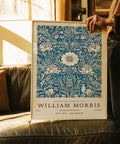 Imprimés botaniques bleus de style William Morris avec textures florales pour décorer les murs de votre bureau