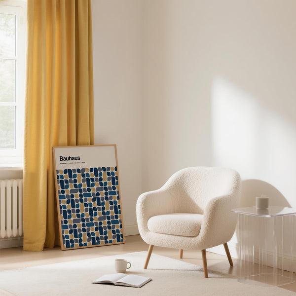 Décoration murale audacieuse bleu marine et dorée, encadrée et accrochée au-dessus d'un buffet en bois.