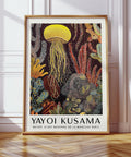 Affiche représentant une méduse dans un style pictural à pois inspiré de Kusama, avec des textures océaniques.