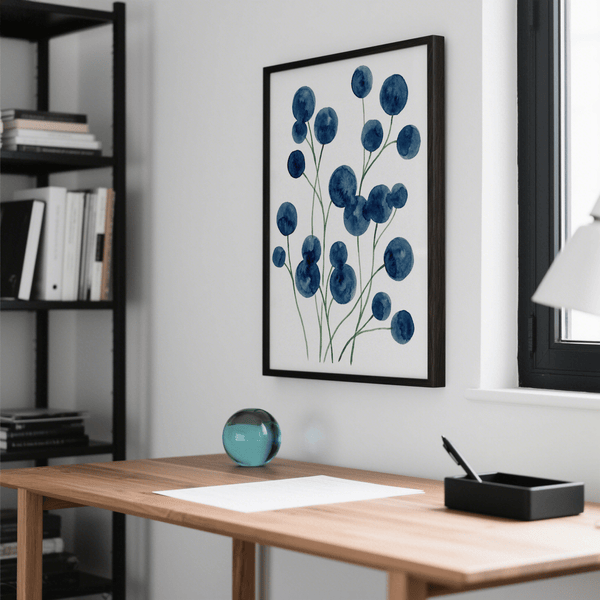 Tableau mural minimaliste représentant des fleurs aquarellées dans des tons bleus, pour décorer votre bureau à domicile.