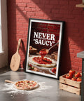 « NEVER NOT SAUCY » (NE JAMAIS ÊTRE MOCHE) affiché sur une impression murale audacieuse et vibrante représentant une pizza.