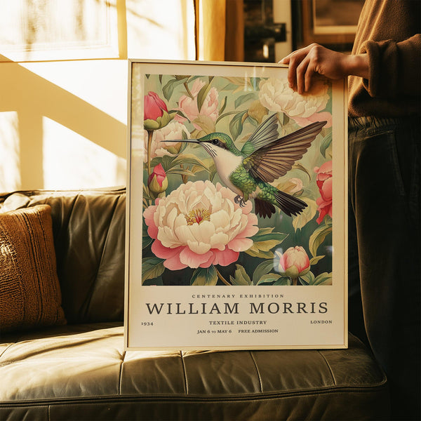 Impressions de colibris de style vintage avec un oiseau vert et des pivoines rose pâle dans un décor botanique.