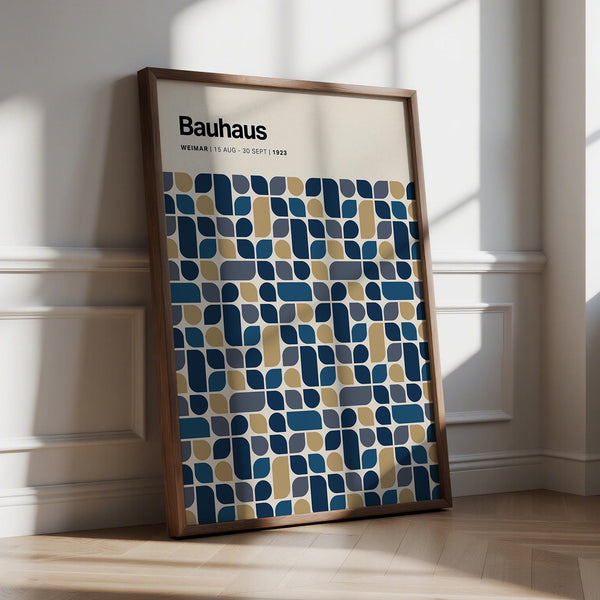 Décoration murale bleu marine et dorée de style Bauhaus, avec des formes géométriques modernes dans un agencement minimaliste.