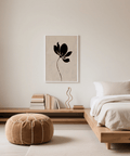 Impression artistique minimaliste représentant une fleur noire, pour décorer une chambre à coucher dans des tons noirs.