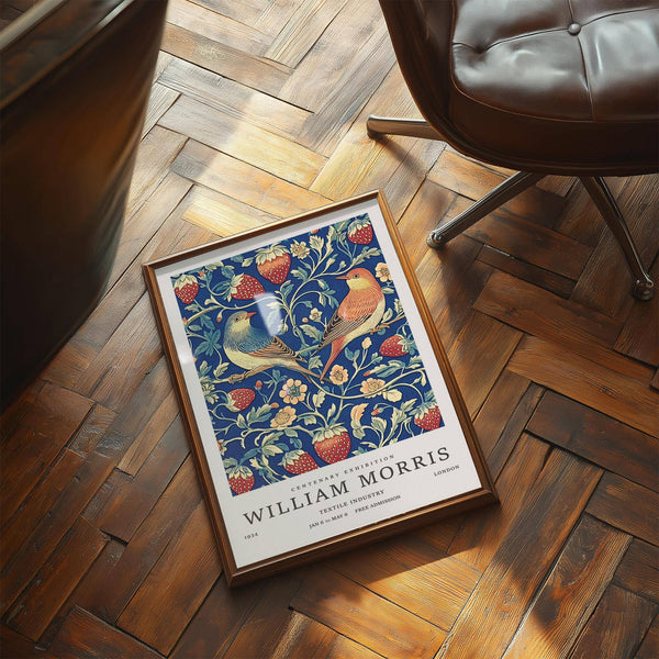 Paire d'oiseaux dans une décoration murale vintage entourée de vignes fleuries