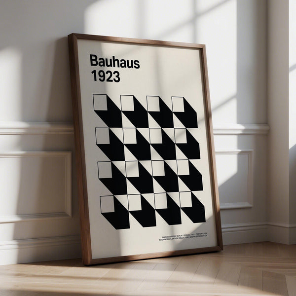 Photos pour un bureau à domicile présentant une grille Bauhaus audacieuse en noir et crème.