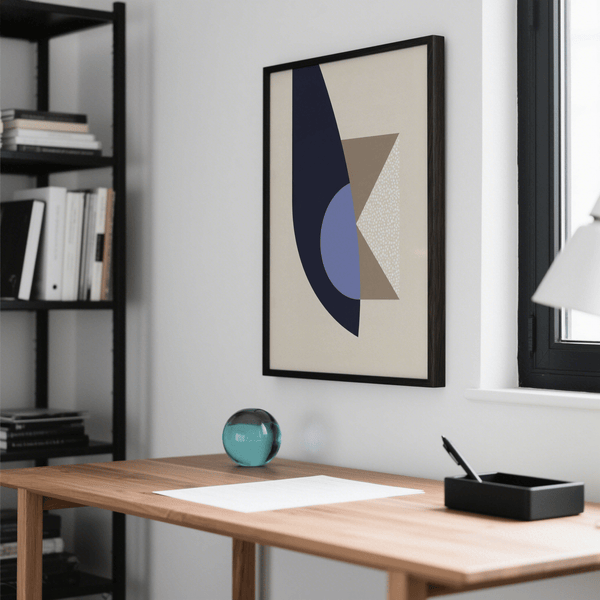 Impression murale géométrique moderne avec des tons bleus, beiges et marron, idéale pour la décoration d'un bureau.