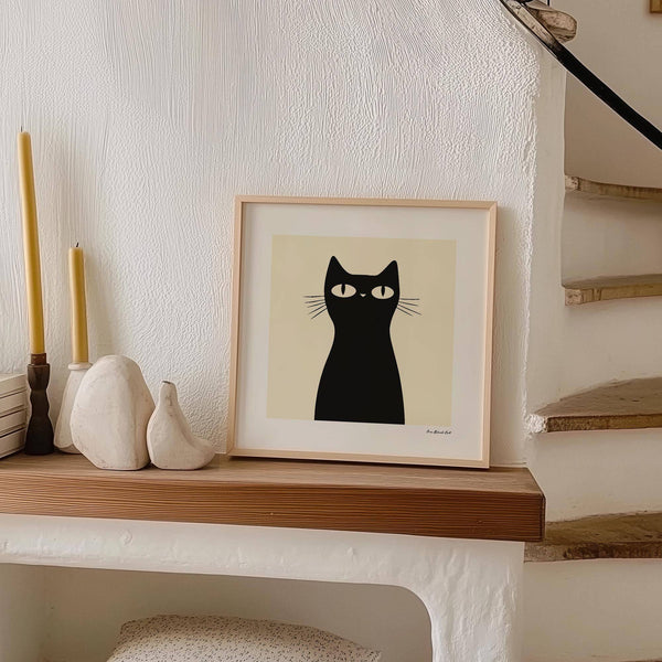 Illustration simple et de haute qualité représentant un chat noir sur papier mat