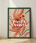 Art audacieux représentant des spaghettis enroulés avec le texte « Pasta La Vista » figurant sur des affiches dans la salle à manger.