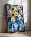 Impression « Art of Sunflowers » représentant des tournesols dorés et des marguerites blanches dans un vase rayé.