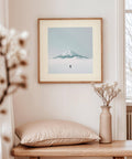 Affiche de voyage au Japon aux tons doux représentant le mont Fuji brumeux, pour décorer les murs de votre chambre à coucher.