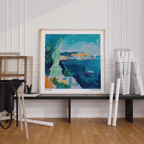 Scène colorée du port de New York avec statue emblématique dans la série Holiday Posters.