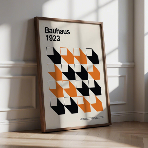 Œuvre d'art moderne noire et orange pour bureau, avec un motif géométrique abstrait.