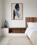 Affiche d'art abstrait mettant en vedette le bleu, le beige et le marron dans une décoration de chambre à coucher