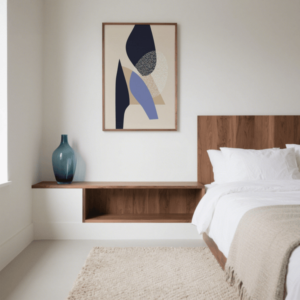 Affiche d'art abstrait mettant en vedette le bleu, le beige et le marron dans une décoration de chambre à coucher