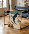 Impression artistique fantaisiste représentant un chien faisant du ski, avec des couleurs dominantes bleu et orange, pour décorer une chambre à coucher.
