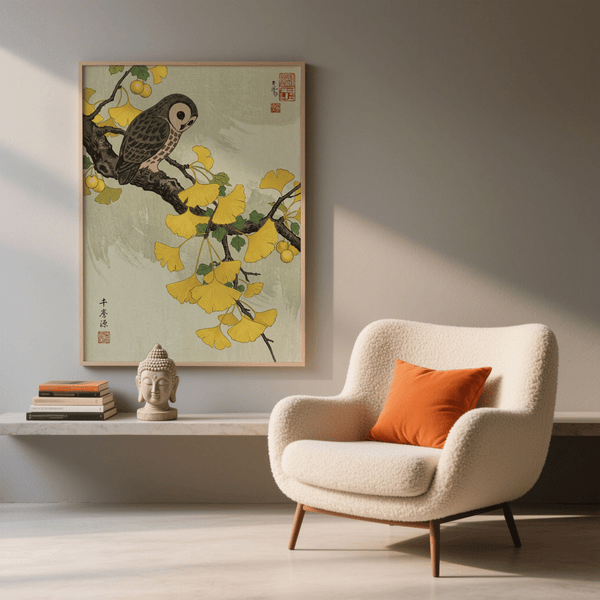 Affiche imprimée avec un hibou et un ginkgo, dans un jaune éclatant, pour une salle de jeux ou un coin lecture.