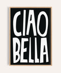 Décoration murale typographique avec l'inscription « Ciao Bella » en lettres grasses