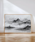 Impression en noir et blanc représentant un paysage de montagnes brumeuses avec des oiseaux volant au-dessus d'une pagode.