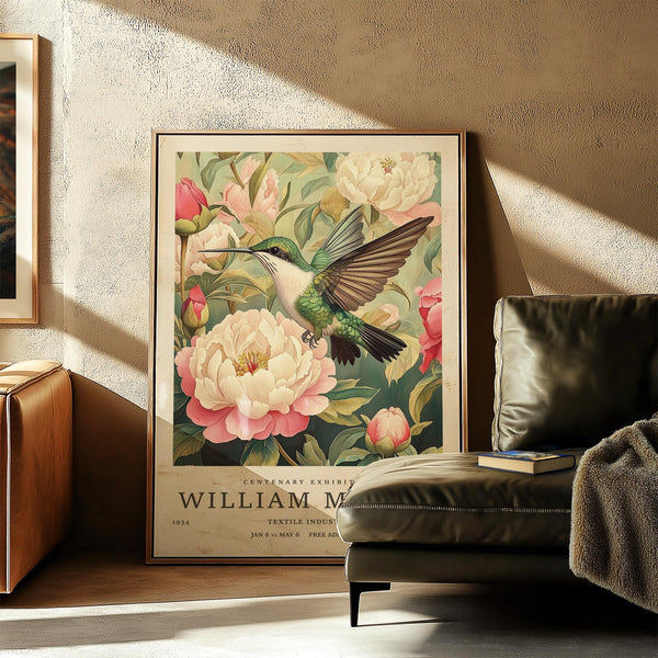 Œuvre d'art botanique représentant un colibri au milieu d'un décor floral aux tons chauds.