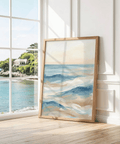 Élégante affiche artistique représentant des vagues océaniques dans les tons bleu, blanc et beige, idéale pour un studio