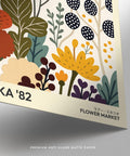 Affiche contemporaine représentant des fleurs sauvages dans un style artistique floral.
