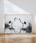 Imprimé minimaliste représentant deux grues en noir et blanc avec des reflets dans l'eau.