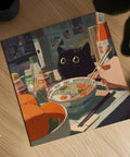 Illustration d'un chat noir dans une décoration murale sur le thème des ramen, à l'atmosphère nostalgique.