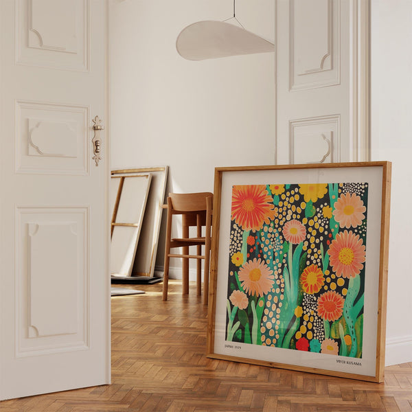 Impression artistique décorative avec des fleurs abstraites et des détails inspirés de Yayoi Kusama.