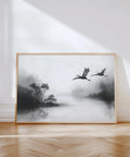 Art représentant deux grues japonaises volant au-dessus d'un lac brumeux, dans un style aquarelle à l'encre.